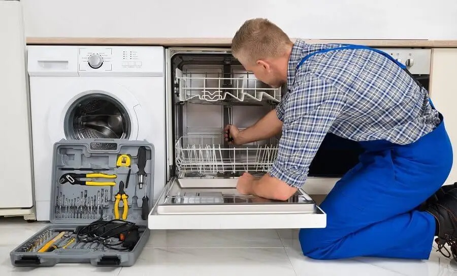 Bayındır Maytag servisi teknisyen ekibi beyaz eşya tamiri yaparken